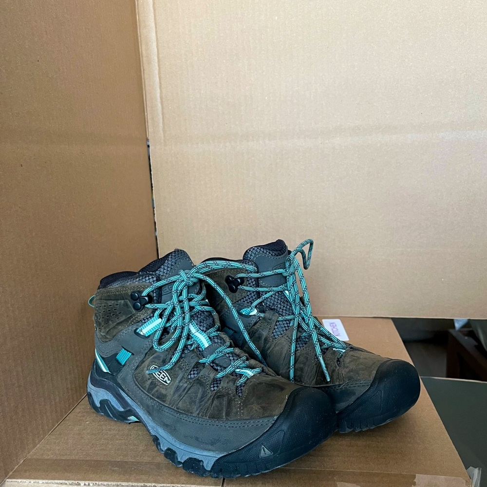 Keens womens hiking shoe 7.5